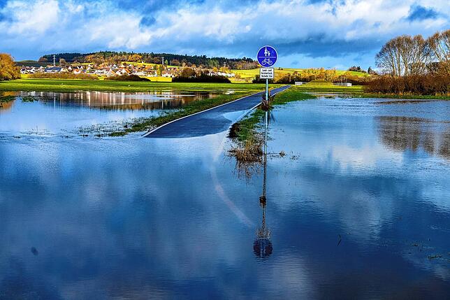 Ein Weg ist im Brigachtal am 15. November vom Wasser überflutet &ndash; das immerhin eine reizvolle Spiegelung mit dem Himmel ermöglicht.