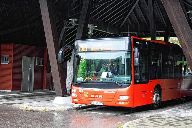 Ein Linienbus der Südbadenbus AG fährt am Busbahnhof in Todtmoos ab.