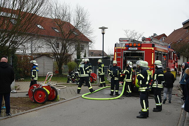 Bild 3: Brand in Tiefgarage: Fahrzeug fängt aus noch unbekannter Ursache Flammen