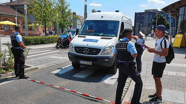 Der Entschärfungsdienst trifft am Bahnhof in Villingen ein.