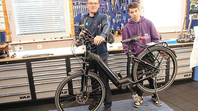 Die beiden Zweiradmechatroniker Elias Riedl (links und Emre Hartert in der Fahrradwerkstatt.