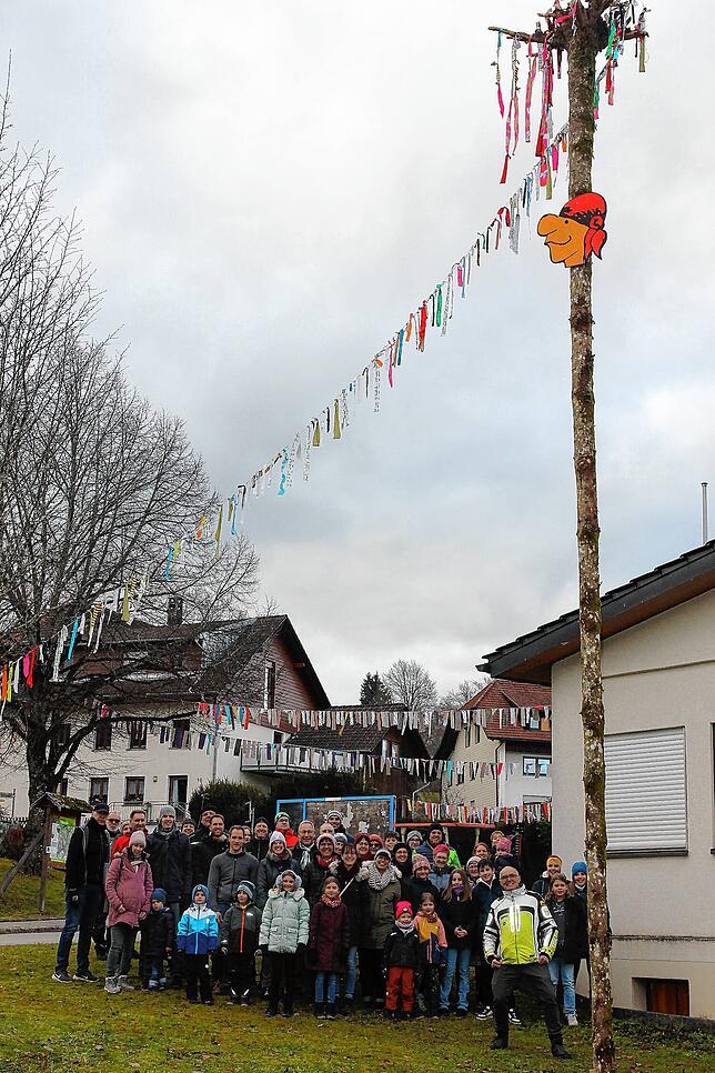 Die Baumsteller stellen sich stolz zum Gruppenbild mit dem Narrenbaum auf.