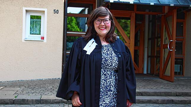 Sie hat auch als Frau in der Kirche gut lachen &ndash; und will zu den nötigen Veränderungen beitragen: Sofie Fiebiger ist Pfarrerin in ...