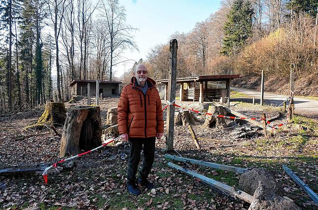 Die Baustelle: Werner Jockers, Vorsitzender des Trägervereins des Waldshuter Wildgeheges, vor dem ehemaligen oberen Wildschweingehege ...