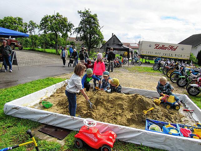 Für die Kinder gibt es einen riesigen Sandhaufen, der viele junge Baumeister geradezu magisch anzieht.