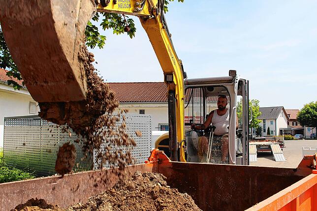 In der Güterstraße neben dem Penny-Markt wird am Dienstagnachmittag gearbeitet: Yilmaz legt mit einem Bagger jene Stelle frei, unter der ...