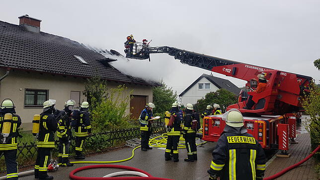 Feuerwehrleute aus Murg und Laufenburg bekämpfen den Brand an der Ringstraße in Niederhof.