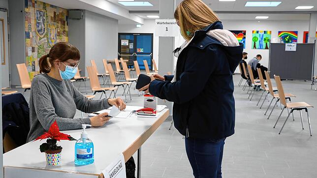 Am Freitag war es ruhig bei der Anmeldung im Mini-Kreisimpfzentrum in der Bonndorfer Stadthalle. Wie wird es heute, Mittwoch, sein, wenn ...