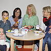 Von eintöniger Büroarbeit können Heike Kunle und Martina Berner (Bildmitte von rechts) von der Abteilung Kindergärten nicht sprechen. Im ...