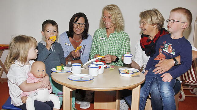 Von eintöniger Büroarbeit können Heike Kunle und Martina Berner (Bildmitte von rechts) von der Abteilung Kindergärten nicht sprechen. Im ...