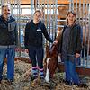 Gerhard Weber mit Tochter Estrella und Ehefrau Gabi im Pferdestall des Berghofs. Der höchstgelegene Landwirt Tengens betreibt einen ...