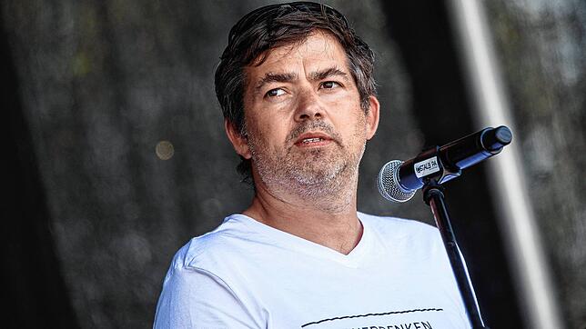 Michael Ballweg, Initiator der &bdquo;Querdenken&ldquo;-Bewegung, bei einer Protestkundgebung im Jahr 2020.