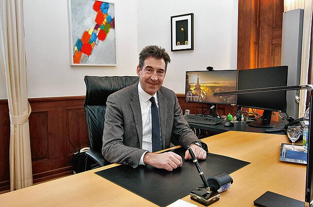 Hier lässt es sich aushalten: Oberbürgermeister Erik Pauly verbringt rund 50 Prozent seiner Arbeitszeit in seinem Büro im blauen ...