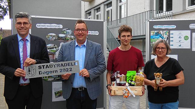 Die Glückwünsche von Landrat Martin Kistler und Bürgermeister Fabian Prause galten bei der Dogerner Stadtradel-Siegerehrung auch Felix ...