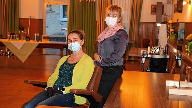 „Zemmehebbe“ – das praktizieren „Kranz“-Wirtin Carola Ketterer (sitzend) und Friseurmeisterin Kira ...