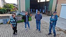 Bürgermeisterkandidat Patrick Jonischkeit (Zweiter von rechts) hatte am Mittwochabend zu einem Hof-Gespräch bei sich eingeladen. Links ...
