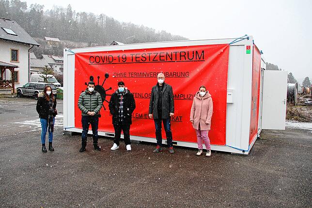 Das dritte Testzentrum wurde Mitte Dezember eröffnet. Von links: Michelle Schmidt, Leiterin Teststelle Stühlingen, Christian Aresu, ...