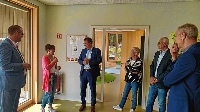 In entspannter Atmosphäre unterhält sich Brigitte Willmann (zweite von links) mit Staatssekretär Volker Schebesta (rechts daneben) über ...
