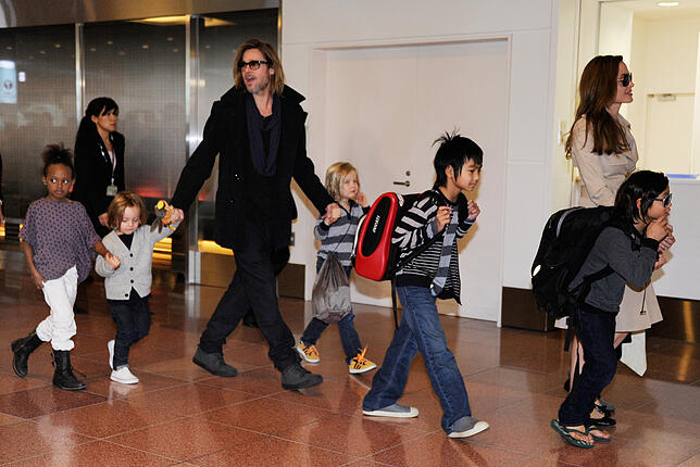 Die Hollywoodstars Brad Pitt und Angelina Jolie im November 2011 in Tokio – mit den Kindern Zahara (von links), Vivienne, Shiloh, ...