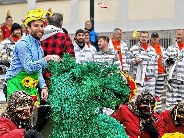 Bild 10: So bunt war der Rathaussturm in Friedrichshafen