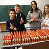 Dem SMV-Team der Realschule und ihren Vertrauenslehrern ist Nachhaltigkeit wichtig. So verkauften die SMV-Schüler am Nikolaustag 250 ...