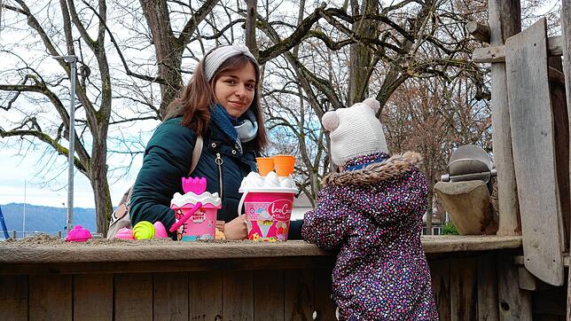 Ewa Ziehm ist zurzeit oft allein mit ihrer kleinen Tochter auf dem Spielplatz. Sie braucht einen Betreuungsplatz für ihr Kind, um sich ...