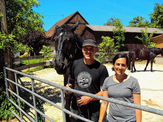Verena und Daniel Köberle aus Aselfingen mit ihren Pferden auf dem Außengelände ihres Stalles. Beide befürworten es, wenn Reiter den Kot ...