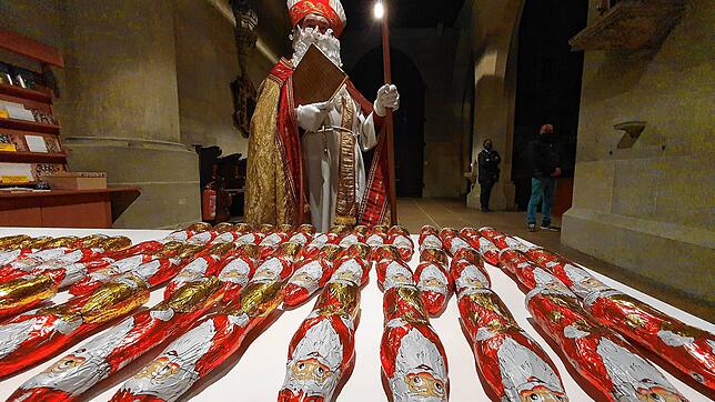Hermann Keller in der Rolle des Nikolaus im Nikolausmünster in Überlingen. Statt Klausenmännern aus Hefeteig gab es in diesem Coronajahr ...