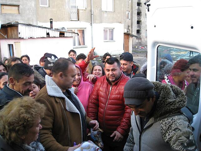 Beim Besuch in einem Armenviertel versuchen Jung und Alt, ein Stück Weihnachtsfreude zu erhaschen.