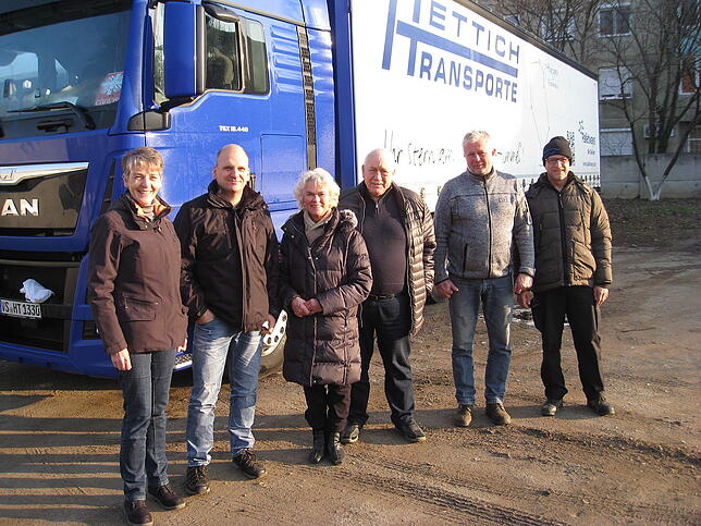Die Fahrer des Hilfstransports nach Rumänien im Hof der Caritas Oradea, v. l. Margit Rosenfelder, Jochen Braasch, Irmgard Rösch, Helmut ...