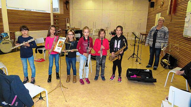Die Bläserklassen der Grundschule Kirchen-Hausen haben im Gegensatz zu Geisingen ihren Unterricht begonnen. Sechs Mädchen lernen ...