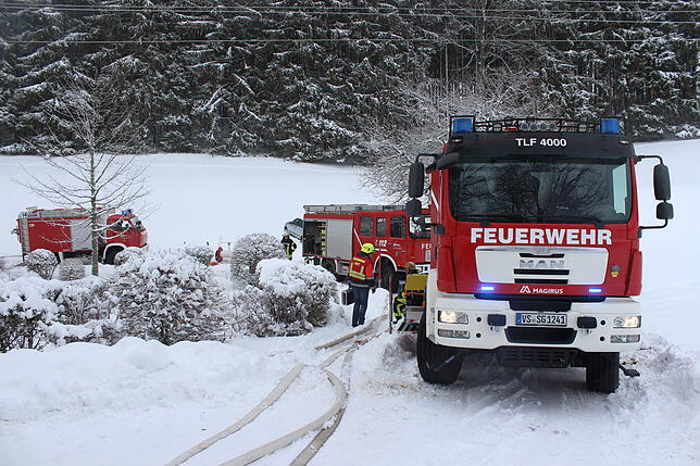 Bild 13: Feuerwehr kann Hof "Im Grund" nicht mehr retten - Sehen Sie hier die Bilder vom Einsatz