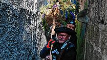 Der 15 Meter lange Narrenbaum wird auf dem Weg zum Anusch&lsquo;s Pub durch das schmale Zitronengässle getragen. Schwerarbeit für Rudi ...