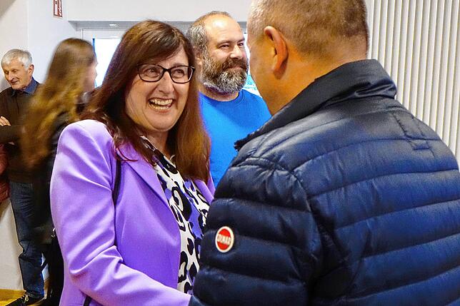 Eine strahlende Ilona Steinmann nahm die Glückwünsche zahlreicher Gratulanten zur Wahl in das Bürgermeisteramt entgegen. Foto: Heinrich ...