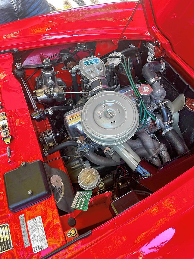 Der Motor des Fiat 500 Cabrio trägt den Namen Jutta, Namensgeberin ist Hans Geigers Frau. „Ohne den Motor läuft gar nichts.“
