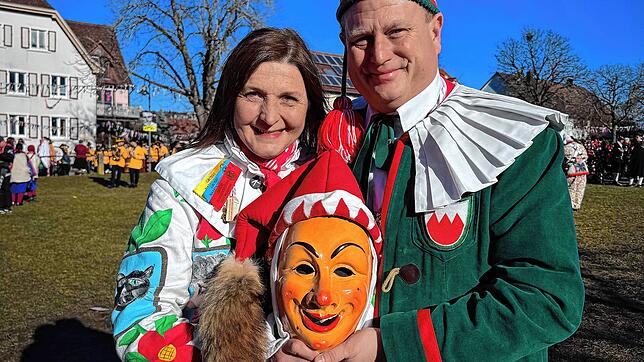 Zunftmeister Tobias Fritz und Oberrölli Katja Göhr freuen sich über die beiden neuen Masken der Katzenrölli.
