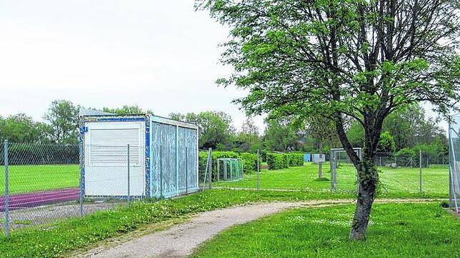 Zwischen dem alten Sportplatz (links) und dem neuen Rasenfeld (rechts), wo Container und Hecke stehen, will der SV Volkertshausen sein ...