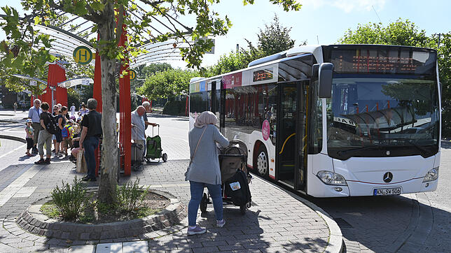 Bild : Straffes Programm vor der Brust