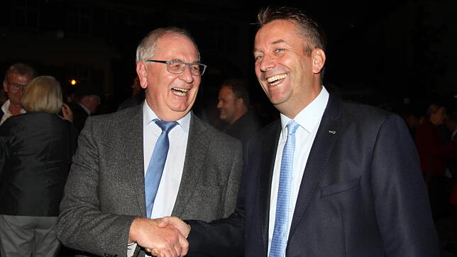 Der alte und der neue Bürgermeister von Oberteuringen: Karl-Heinz Beck (links) gratuliert Ralf Meßmer, der sich über 65,1 Prozent der ...