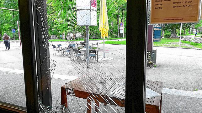 Von der gebrochenen Scheibe am Bahnhofskiosk fallen mittlerweile Glassplitter herunter.