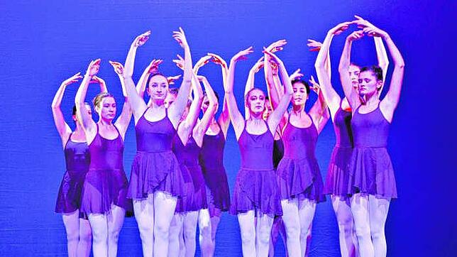 Auf Spitze: Die Oberste Klasse I und II der Ballettschule am Stadttheater verzaubert bei der Gala zum 25-jährigen Bestehen gekonnt das ...