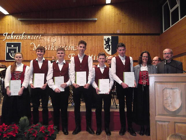 Sie haben das Silberne Leistungsabzeichen gemeistert (von links): Lea Müller, Elias Murat, Balthasar Haffner, Moritz Baumgärtner, Nico ...