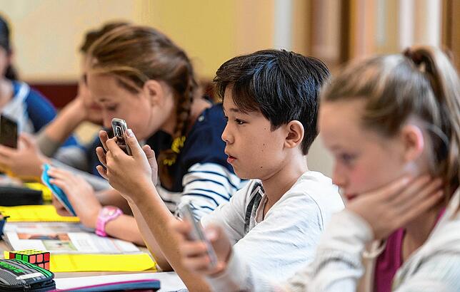 Schüler arbeiten im Friedrich-Gymnasium im Unterricht mit dem Smartphone. Ein Projekt von Bronner und seinen Kollegen.