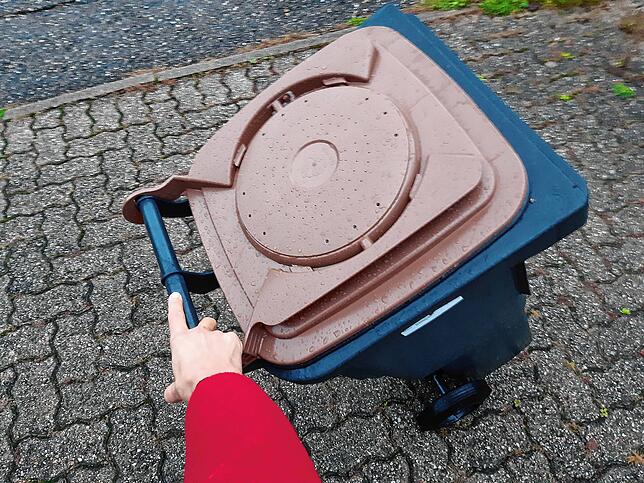 Bild 1: Vorsicht beim Entsorgen! Ist die Biotonne zu schwer, wird sie nicht geleert
