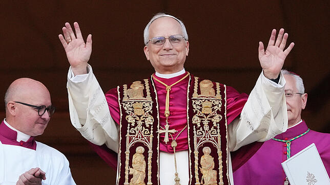 Der neu gewählte Papst Leo XIV., US-Amerikaner Robert Prevost, erscheint auf dem Balkon des Petersdoms im Vatikan.