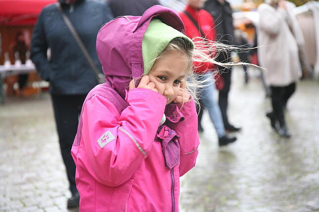 Die frierende Linda trotzt dem Sturm auf dem Genießermarkt.