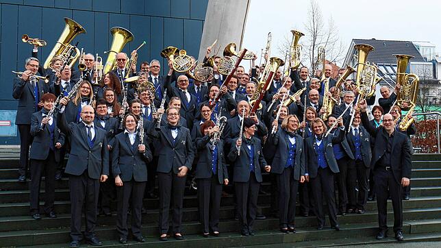 Das Archivbild zeigt das Blasorchester der Stadt Singen auf den Stufen der Stadthalle.