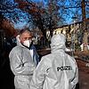 Kriminaltechniker Thomas Wüst im Gespräch mit einer Kollegin vor der Scheffelhalle.