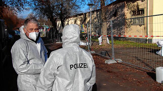 Kriminaltechniker Thomas Wüst im Gespräch mit einer Kollegin vor der Scheffelhalle.