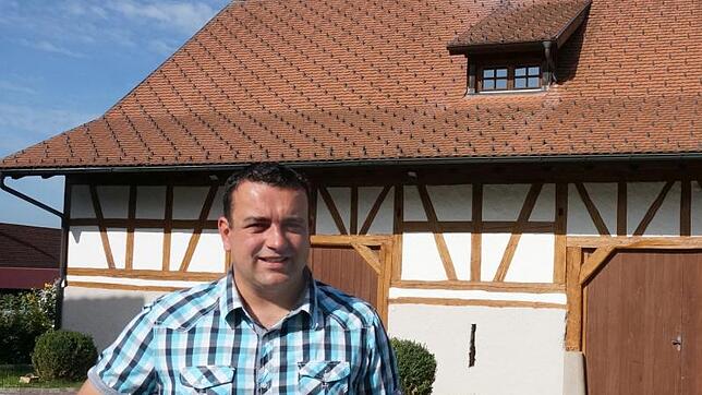 Historisch und vielfach genutzt: Ortsvorsteher Christian Maier vor der Zehntscheuer, die unter Denkmalschutz steht und in den 90er ...